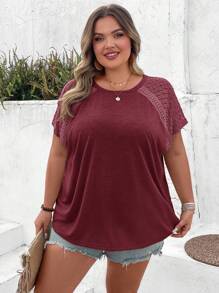 SHEIN CURVE+ Kaos Lengan Pendek Motif Blok Warna Ukuran Besar dengan Detail Renda, Cocok untuk Liburan Pantai di Musim Panas, Atasan Boho Kasual untuk Wanita Berlekuk Tubuh - Burgundy - View 5