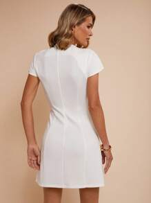 COSMINA Damen Sommer Einfarbiges Kleid mit Stehkragen, Rüschenärmeln, Schlitz am Saum und elegantem kurzem Schnitt