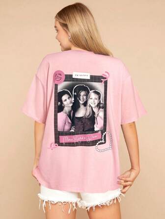 FRIENDS X SHEIN Elena Ilustra Camiseta casual de mujer de verano con estampado de letra y figura, de hombro caído