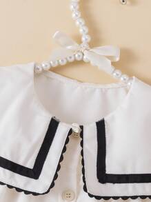 Vestido de niña con cuello marinero, sin mangas, con botones y detalle de cinta, en estilo fresco y casual para verano. Vestido blanco con estilo marinero para niñas, vestido uniforme para niñas