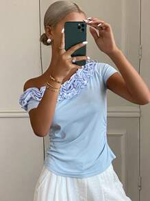 Livesso Blusa feminina casual de verão com estampa patchwork listrada, pregas e babados, modelagem slim, decote assimétrico e mangas curtas. Ideal para o verão.