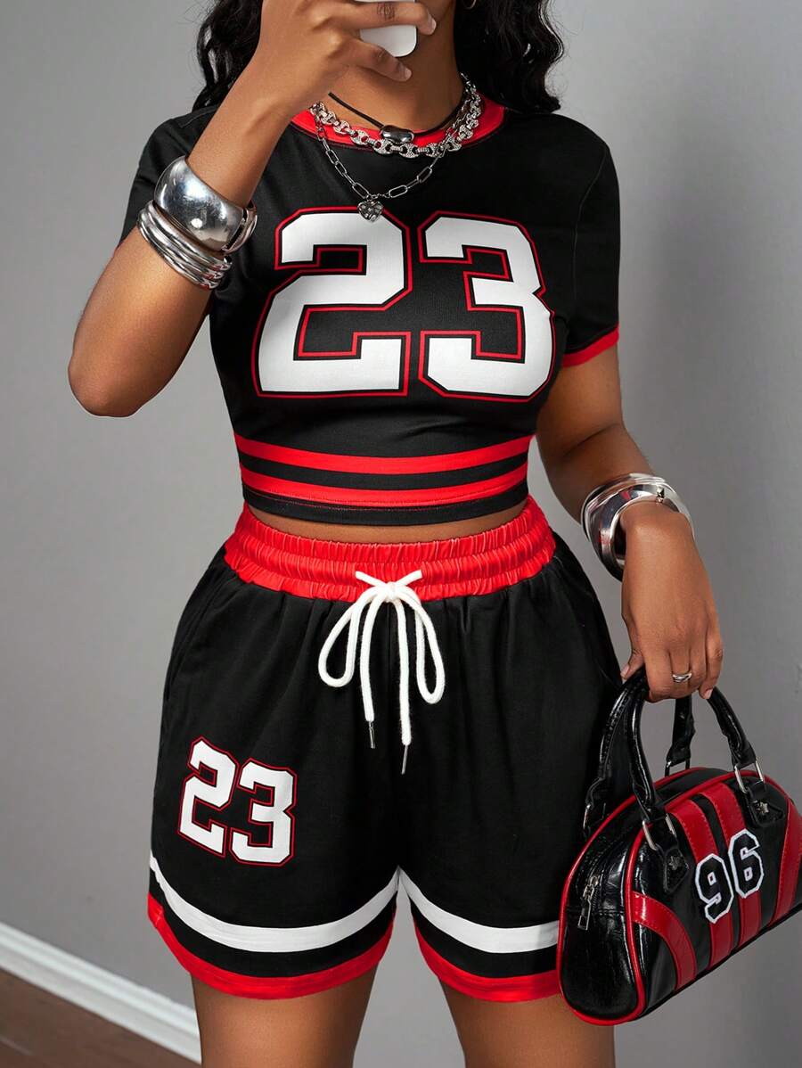 Slaydiva 2025 春夏新款波西米亚音乐节复古复活节休闲日常海滩派对俱乐部性感街头时尚甜美千禧年 Y2K 黑色弹力针织面料撞色红领口和袖口 23 图案圆领短袖短款修身 T 恤搭配红色抽绳腰带黑色功能口袋撞色短裤 2 件女装套装