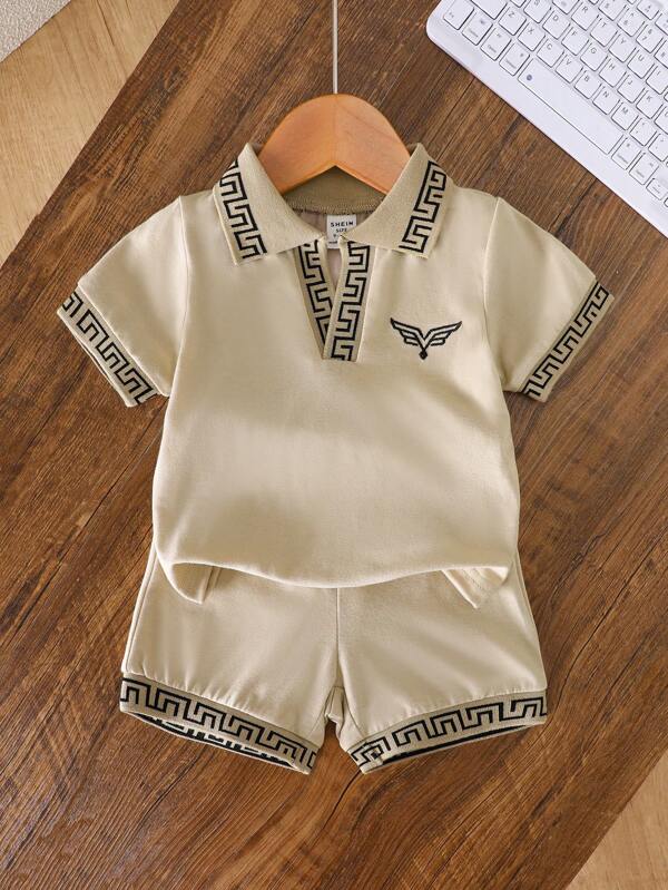 Souflis Souflis 2 Stücke Baby Jungen Set: marineblau klassisches besticktes Grafik Rippkragen Kurzarm Poloshirt und marineblau Strick Shorts mit elastischem Bund, Rippkragen, Bündchen & Saum, geeignet für Lässig, zu Hause, Outdoor, festliche Anlässe wie Geburtstage, Abende, Jahrestage
