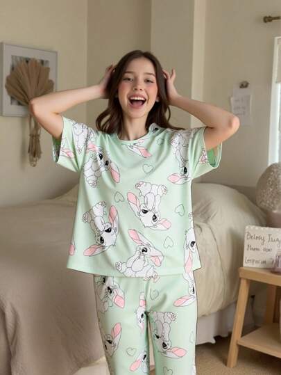 这是一套全新的夏季少女家居睡衣套装，清新优雅的薄荷绿配色，为炎炎夏日增添一丝清凉气息。整套睡衣以可爱简约的兔子图案为特色。短袖T恤搭配长裤。面料具有阻燃性能，柔软舒适，适合贴身穿着。推荐购买。