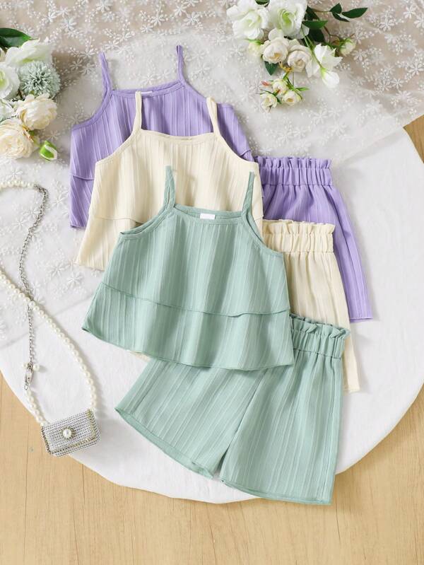 SHEIN Vintaside Kids 3 Stücke/Set für Kleine Mädchen: Lässiges, gestreiftes, strukturiertes, gewebtes, doppellagiges Rüschen-Camisole und Shorts mit elastischem Bund und Rüschensaum, erhältlich in Beige, Grün und Lila, geeignet für 4–7-Jährige, Outdoor-Sport und Freizeitkleidung, zweiteiliges Sommer-Set für Mädchen, Kombi-Sets für Mädchen, kurze Sets für Mädchen mit Tank Top, Sommer-Outfits für Kleinkinder, zweiteiliges Sommer-Set für Kinder