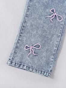 少女休闲可爱复古水洗浅蓝色酸洗牛仔裤，饰有粉色蝴蝶结刺绣，宽松直筒版型，面料柔软舒适，时尚街头风，适合秋冬季穿着。 - 淺色水洗藍 - 查看 5