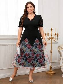 SHEIN Clasi Vestido Elegante com Estampa Floral, Renda e Acabamento em V-Neck Manga Curta para Mulheres Plus Size - Preto - Visão 5