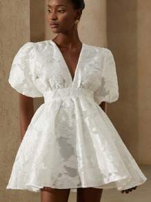 Aveloria Rosie 女式厚重刺绣薄纱花卉深V领腰部褶皱花瓣袖超长A字连衣裙 - 白色 - 查看 4