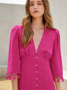 SHEIN Unity Nuevo elegante vestido largo de mujer con cuello en V profundo, diseño de botones, mangas 3/4, dobladillo voluminoso, detalles de encaje floral y estilo retro francés de resort, color liso - Rosa Fucsia - Ver 4