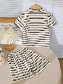 2 pièces/set Jeune garçon Ensemble de t-shirt à manches courtes rayé et shorts texturés doux et décontractés de style minimaliste pour les vacances
