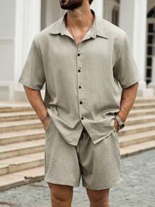 Manfinity Homme 大码男士两件套服装套装 - 纯色短袖衬衫和短裤
