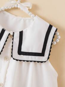 Vestido de niña con cuello marinero, sin mangas, con botones y detalle de cinta, en estilo fresco y casual para verano. Vestido blanco con estilo marinero para niñas, vestido uniforme para niñas