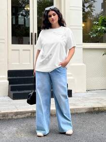 SHEIN EZwear 适合学校、街头服饰、办公室、休闲装的大码 T 恤，圆领、短袖、蝴蝶刺绣镂空针织全白上衣 - 白色 - 查看 3