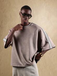 SUMWON Camiseta de manga corta con detalles de rayas oversize, estilo casual de calle, ajuste relajado, prenda esencial de streetwear - Marrón Mocha - Ver 1