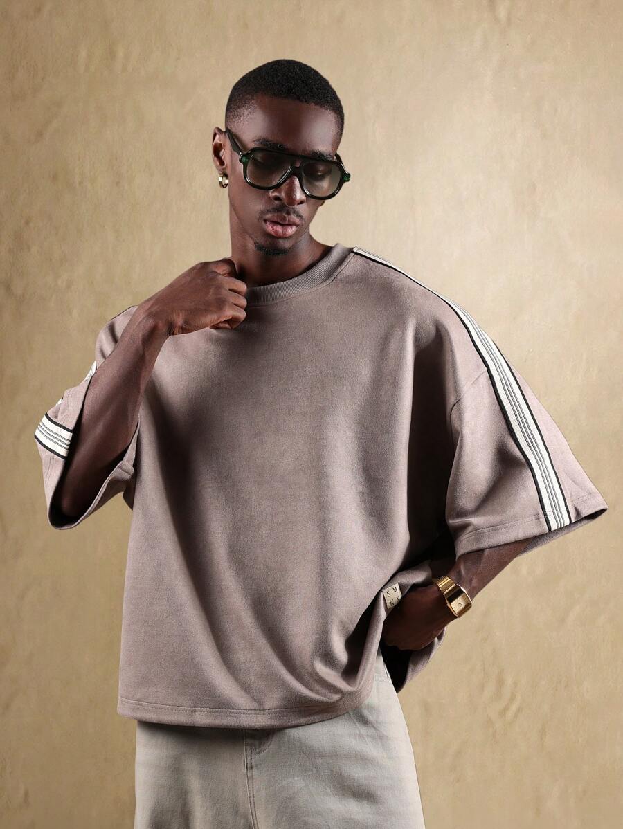 SUMWON Camiseta de manga corta con detalles de rayas oversize, estilo casual de calle, ajuste relajado, prenda esencial de streetwear - Marrón Mocha - Ver 1