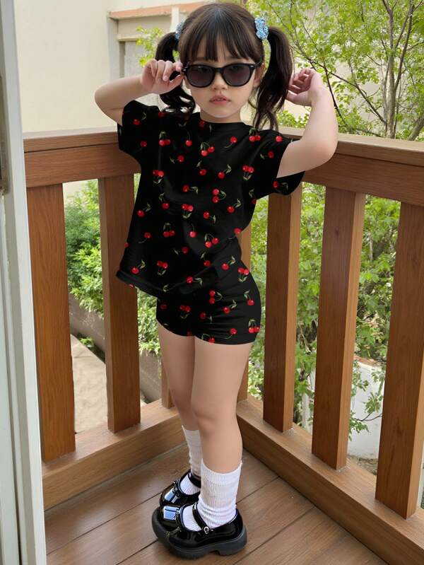 SHEIN Set de 2 piezas con camiseta de manga corta y pantalones cortos con patrón de cerezas simples para niña, adecuado para el verano