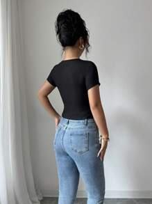 Chiquease Camiseta ajustada de mujer casual con decoración de metal y pliegues - Negro - Ver 2