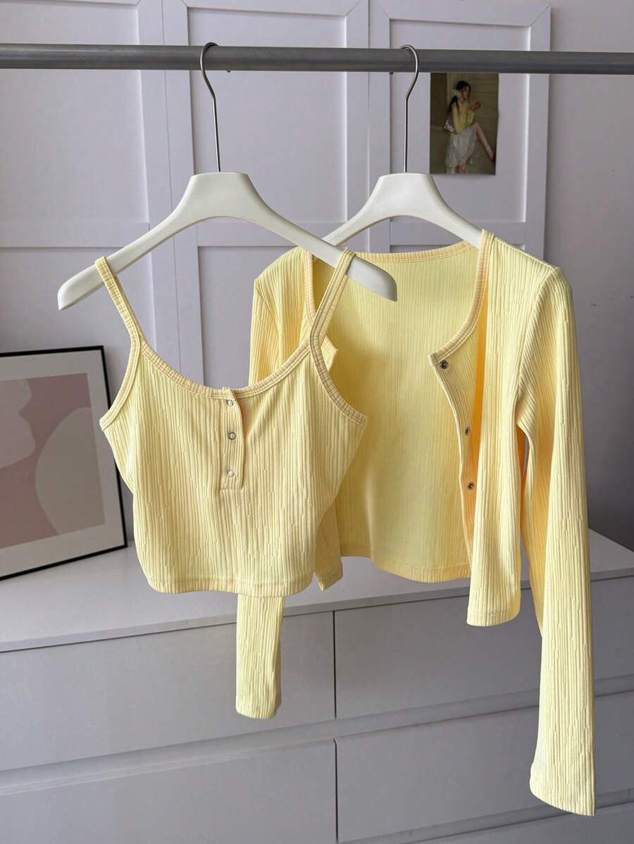 DAZY Bộ 2 món áo hai dây và áo khoác cardigan màu kem dành cho nữ, thích hợp cho mùa xuân/thu. - Màu vàng - Xem 1