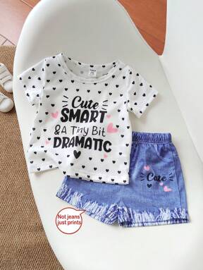 SHEIN Playful Pals طقم مكون من 2 قطعة للبنات الصغيرات تشمل:توب بأكمام قصيرة برقبة دائرية مع طباعة الأحرف والنقشات البولكا دوت، وشورت جينز، ملابس صيفية عصرية