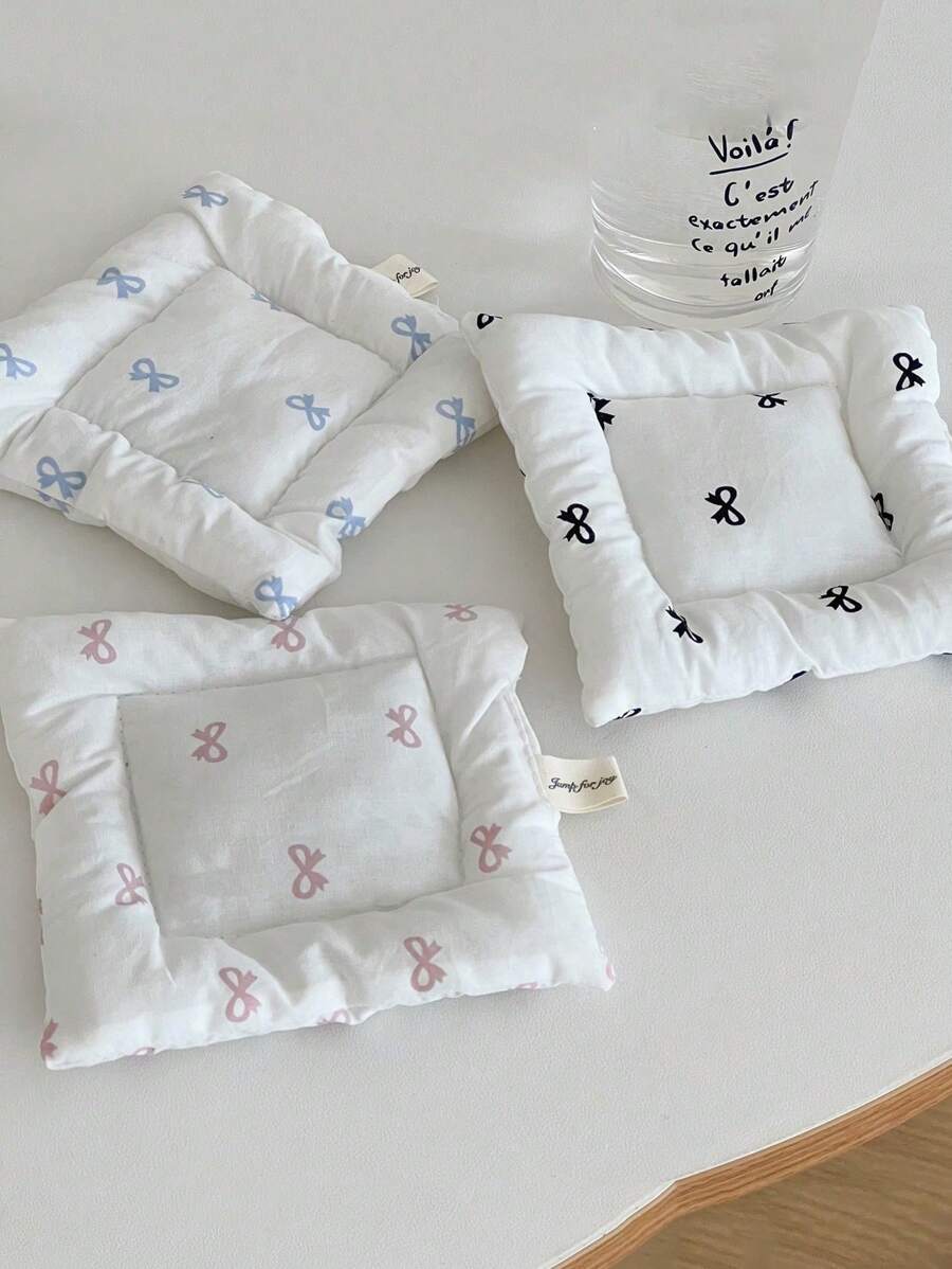 SHEIN 1 件甜美蝴蝶结杯垫极具吸引力的级别女孩蝴蝶结印花餐垫双面加厚织物隔热垫适用于客厅、新居礼物、家居装饰 - 彩色 - 查看 1