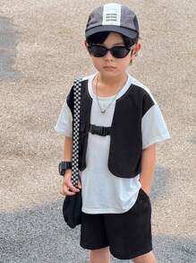 Set de 2 piezas de ropa casual deportiva para niños jóvenes - Camiseta de manga corta con estampado de texto oversize y pantalones cortos cargo negros, adecuado para viajes, escuela y primavera/verano