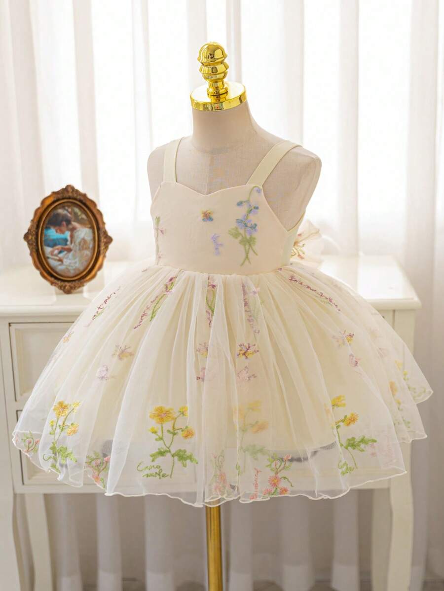SHEIN Glamorique Kids 女婴细肩带杏色刺绣网眼薄纱连衣裙,带蝴蝶结装饰,适合花童、生日派对、婚礼、节日、舞台表演、拍照、日常穿着 - 杏色 - 查看 1
