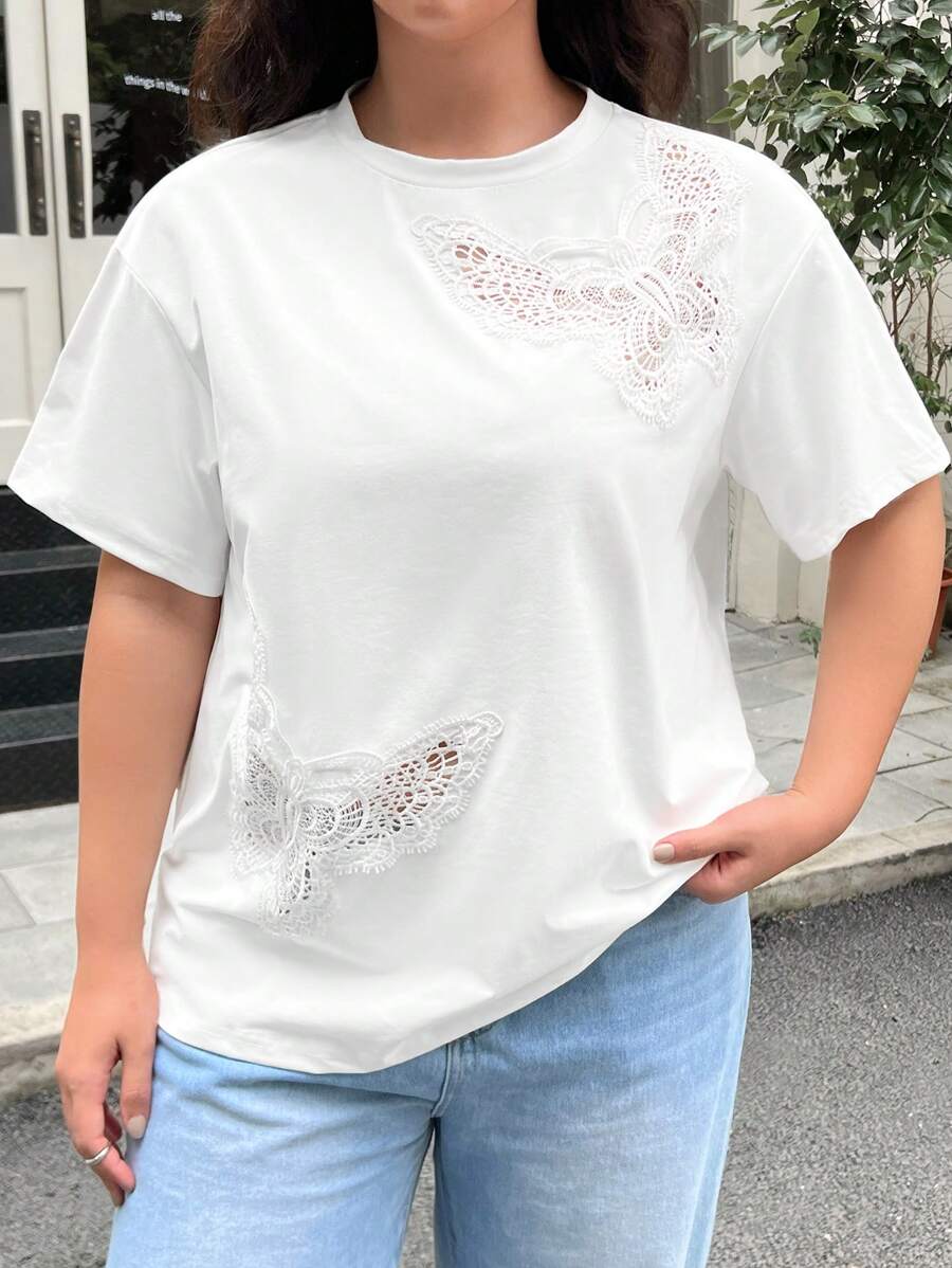 SHEIN EZwear 适合学校、街头服饰、办公室、休闲装的大码 T 恤,圆领、短袖、蝴蝶刺绣镂空针织全白上衣 - 白色 - 查看 1