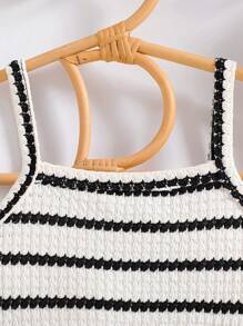 SHEIN Playful Pals 女婴休闲吊带A字裙。这款连衣裙采用吊带设计，简约优雅。A字廓形散发着活泼可爱的气息。宽松版型适合所有体型的宝宝。它非常适合海滩旅行、户外野餐等夏季活动，也适合休闲的室内穿着，让宝宝在享受无忧无虑的时光的同时，展现独特的魅力。 - 黑與白 - 查看 4