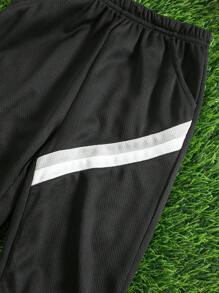 SHEIN 2 件套男童休闲运动百搭撞色短袖 T 恤和松紧腰黑色裤子套装