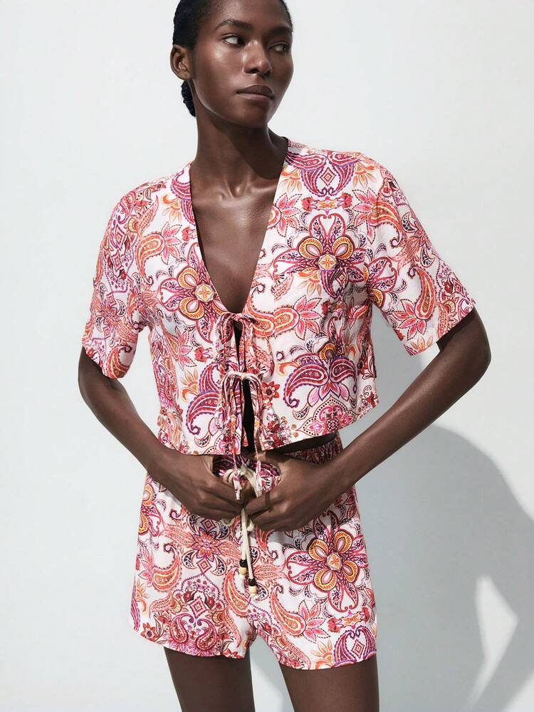 SHEIN Maija Pink Symmetrical Print Holiday Style V-Neck Crop Top, Casual Loose And Comfortable Women's Two Pieces Suit, Holiday Bohemian Beachwear, Comfortable And Versatile