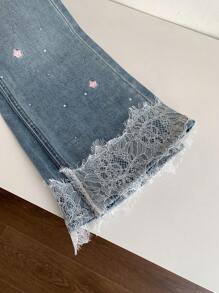 DAZY 女式修身性感喇叭裤休闲裤，蕾丝拼接，刺绣花朵印花全长牛仔裤 - 淺色水洗藍 - 查看 3