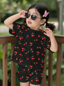 SHEIN Set de 2 piezas con camiseta de manga corta y pantalones cortos con patrón de cerezas simples para niña, adecuado para el verano