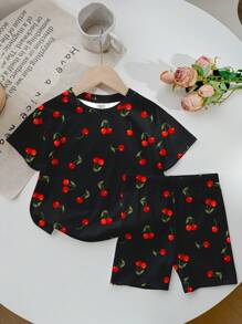 SHEIN Set de 2 piezas con camiseta de manga corta y pantalones cortos con patrón de cerezas simples para niña, adecuado para el verano