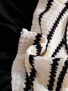 SHEIN Playful Pals 女婴休闲吊带A字裙。这款连衣裙采用吊带设计，简约优雅。A字廓形散发着活泼可爱的气息。宽松版型适合所有体型的宝宝。它非常适合海滩旅行、户外野餐等夏季活动，也适合休闲的室内穿着，让宝宝在享受无忧无虑的时光的同时，展现独特的魅力。 - 黑與白 - 查看 6