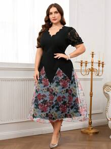 SHEIN Clasi Vestido Elegante com Estampa Floral, Renda e Acabamento em V-Neck Manga Curta para Mulheres Plus Size - Preto - Visão 7