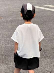 Set de 2 piezas de ropa casual deportiva para niños jóvenes - Camiseta de manga corta con estampado de texto oversize y pantalones cortos cargo negros, adecuado para viajes, escuela y primavera/verano