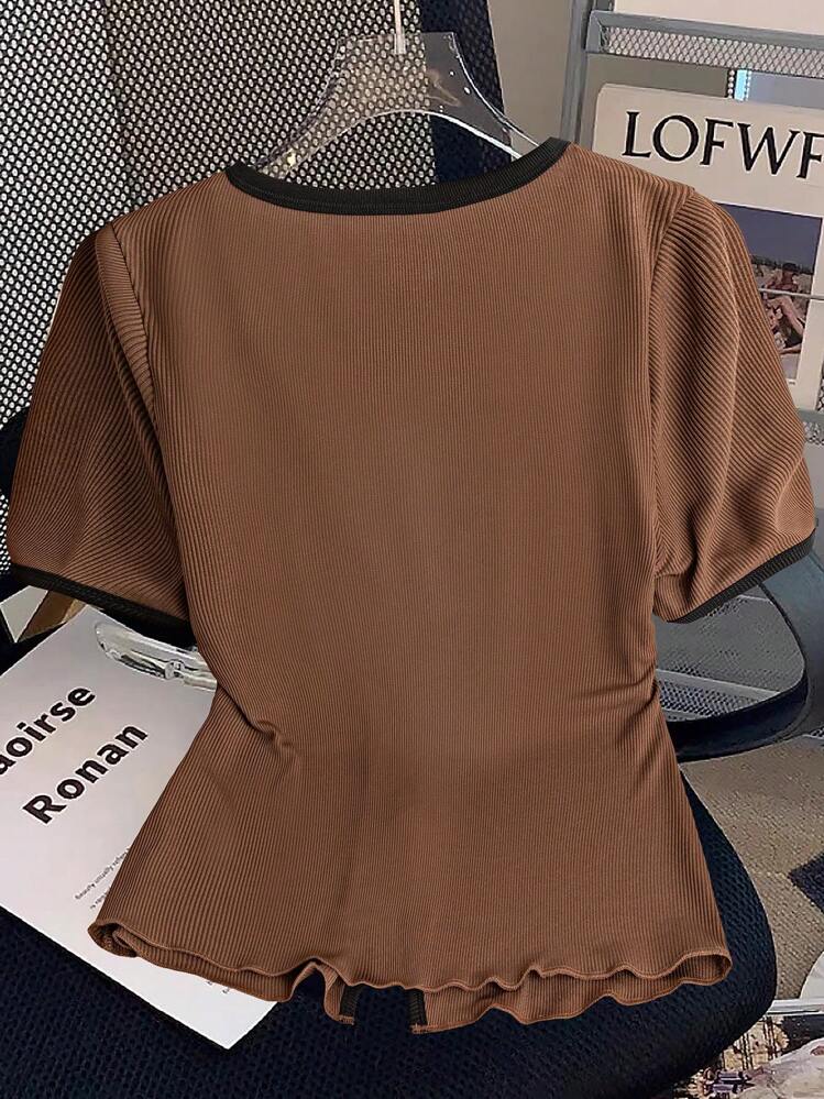 SHEIN Tall Camiseta de manga corta de cuello redondo ajustada de talla grande para mujer con botón metálico bordado y cinta tejida, top de verano - Café integral - Añade 2