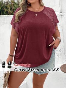 SHEIN CURVE+ Kaos Lengan Pendek Motif Blok Warna Ukuran Besar dengan Detail Renda, Cocok untuk Liburan Pantai di Musim Panas, Atasan Boho Kasual untuk Wanita Berlekuk Tubuh - Burgundy - View 1