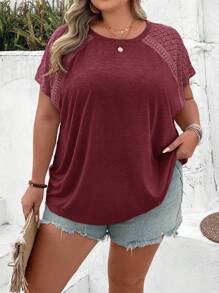 SHEIN CURVE+ Kaos Lengan Pendek Motif Blok Warna Ukuran Besar dengan Detail Renda, Cocok untuk Liburan Pantai di Musim Panas, Atasan Boho Kasual untuk Wanita Berlekuk Tubuh - Burgundy - View 4