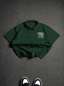 Manfinity Roghcode Camisa informal casual de manga corta con cremallera y estampado de eslogan para hombre en verano - Verde - Ver 6