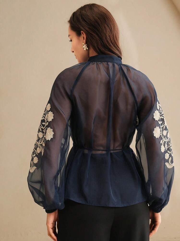 Blouse plissée avec broderie et taille nouée pour femmes, élégante et polyvalente pour le travail et les tenues casual