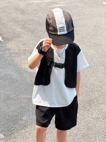 Set de 2 piezas de ropa casual deportiva para niños jóvenes - Camiseta de manga corta con estampado de texto oversize y pantalones cortos cargo negros, adecuado para viajes, escuela y primavera/verano