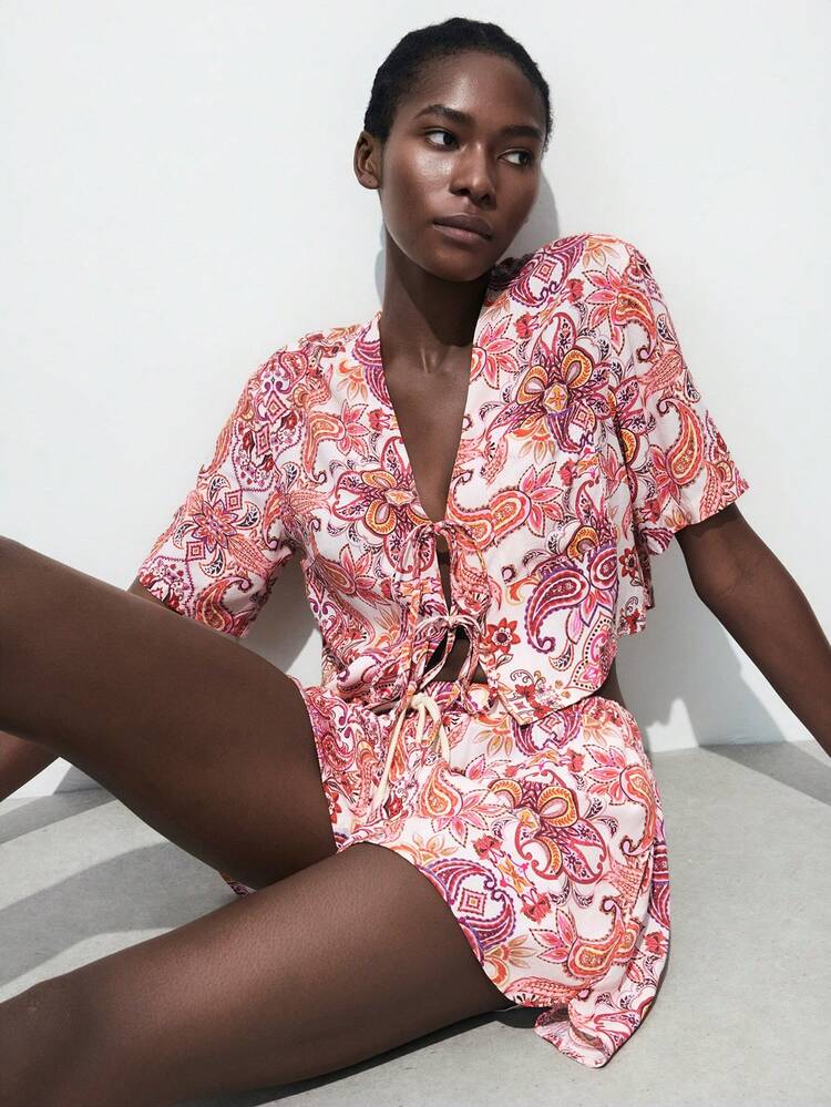 SHEIN Maija Pink Symmetrical Print Holiday Style V-Neck Crop Top, Casual Loose And Comfortable Women's Two Pieces Suit, Holiday Bohemian Beachwear, Comfortable And Versatile