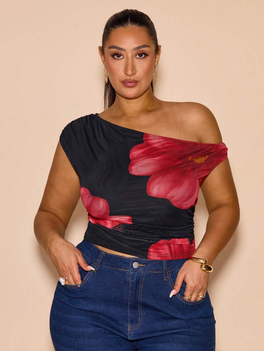 SHEIN BAE Nouveau T-shirt moulant en tricot texturé à encolure asymétrique froncée pour femmes grandes tailles, idéal pour les vacances d'été à la plage. Hauts à motif marguerite, hauts mignons, hauts d'été mignons, tenues bohèmes, tenues de vacances, tenues d'été - Noir - Voir 1