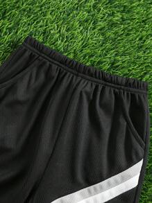 SHEIN 2 件套男童休闲运动百搭撞色短袖 T 恤和松紧腰黑色裤子套装