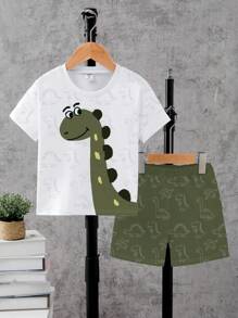 SHEIN Playful Pals 1 套幼儿卡通风格服装，白色短袖 T 恤，带有俏皮的绿色恐龙印花，覆盖恐龙线条图，搭配绿色短裤，适合日常玩耍，春夏可爱之选