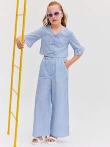 SHEIN Tween-Mädchen 2-teiliges lässiges, lockeres Hemd- und Hosenset mit V-Ausschnitt, Rüschen und Schleifendekor - Blau - Übersicht 1