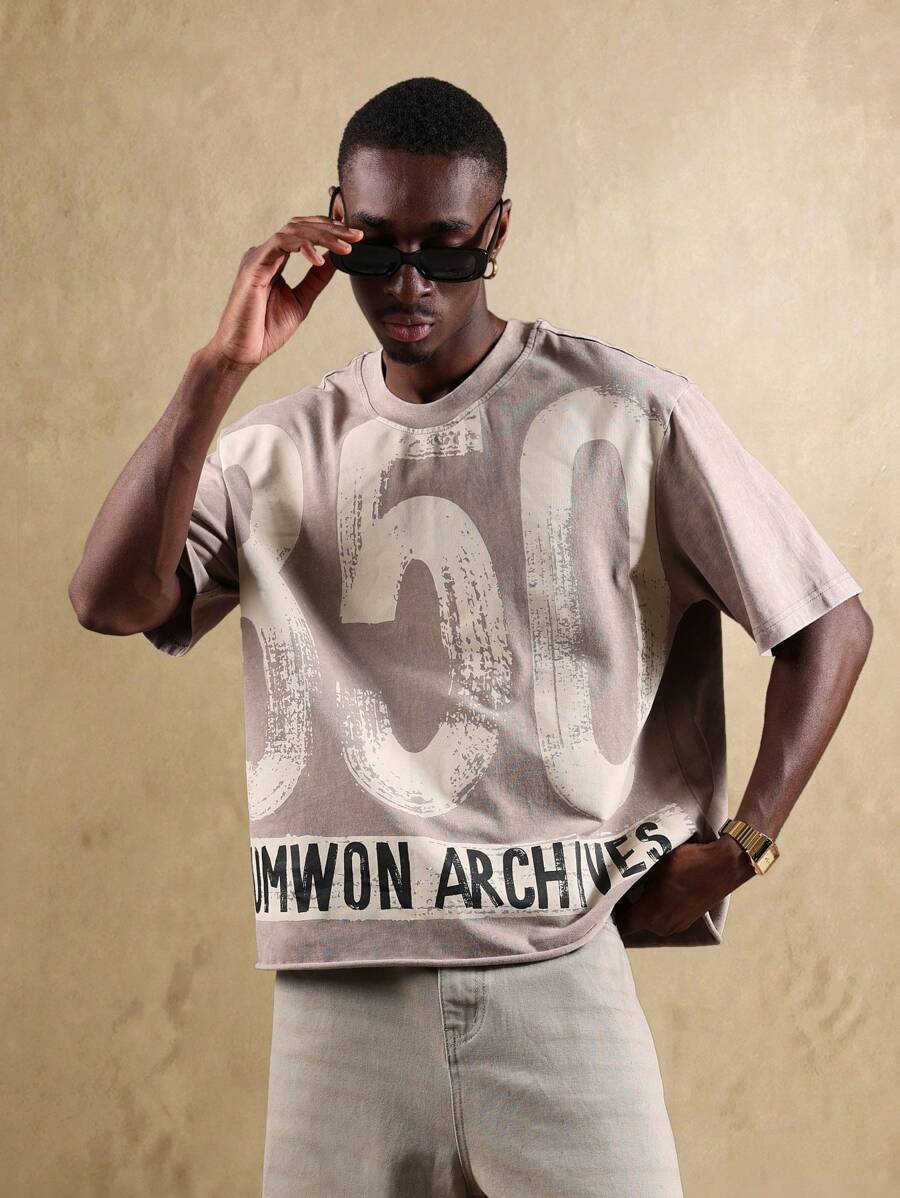 SUMWON Camiseta grande com estampa de logotipo da Archives, manga curta, casual, urbana, streetwear, moda essencial, estilo desgastado, peça de destaque, casual, verão, primavera, mistura de algodão, ajuste relaxado - Castanho - Ver 1