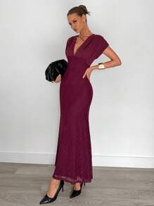 Siren Gaze 这款优雅的V领酒红色蕾丝修身连衣裙非常适合女性。它用途广泛，可以穿着参加各种场合，例如嘉年华、度假、婚礼、长裙、生日派对，或者作为酒红色圣诞节、新年和感恩节派对礼服。 - 酒紅色 - 查看 4