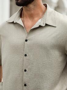 Manfinity Homme 大码男士两件套服装套装 - 纯色短袖衬衫和短裤